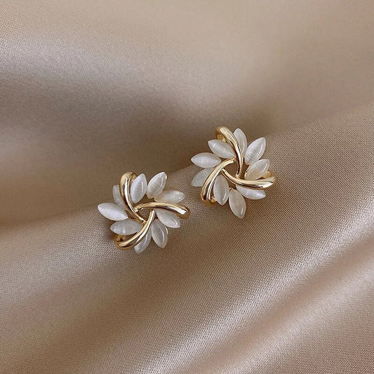 Boucles d’oreilles pétales or opales blanches – Lila