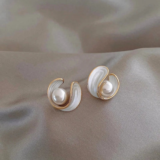 Clous d’oreilles courbés or nacre perles – Lila