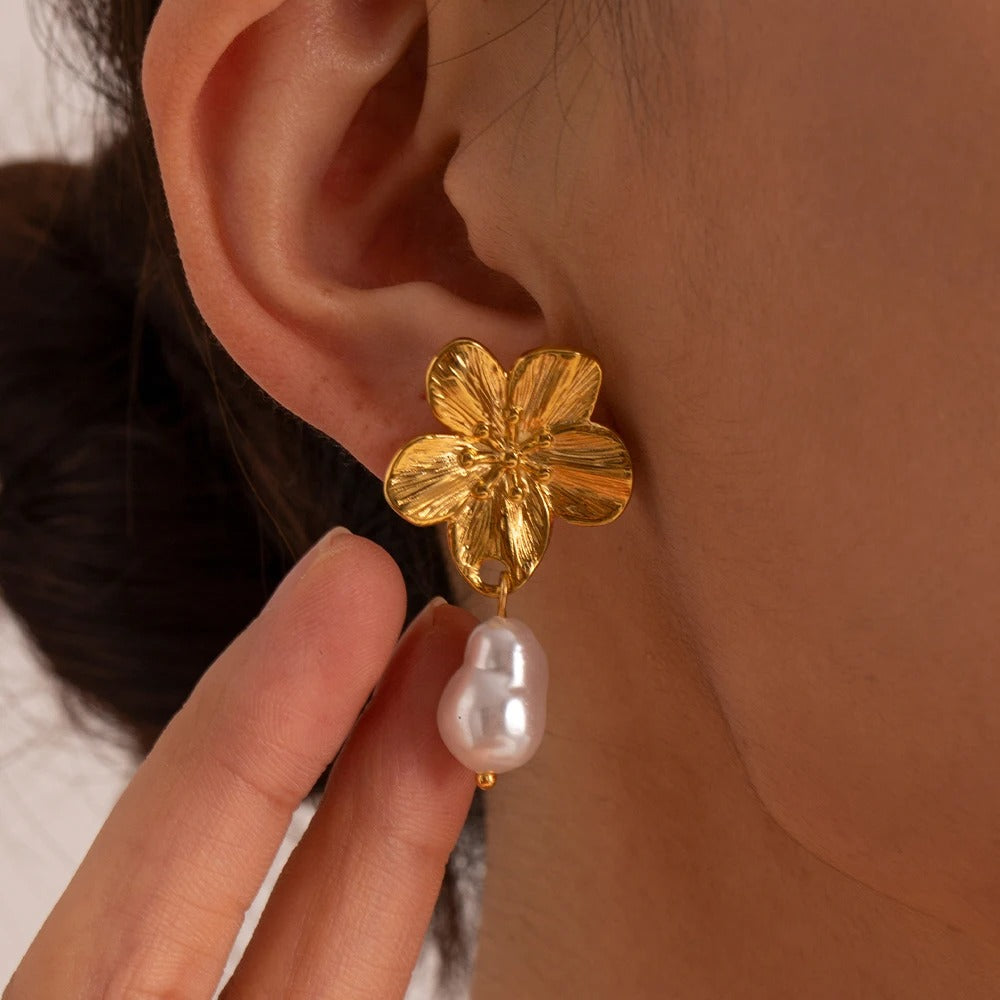 Boucles d'oreilles en perles à fleur de luxe plaquées or