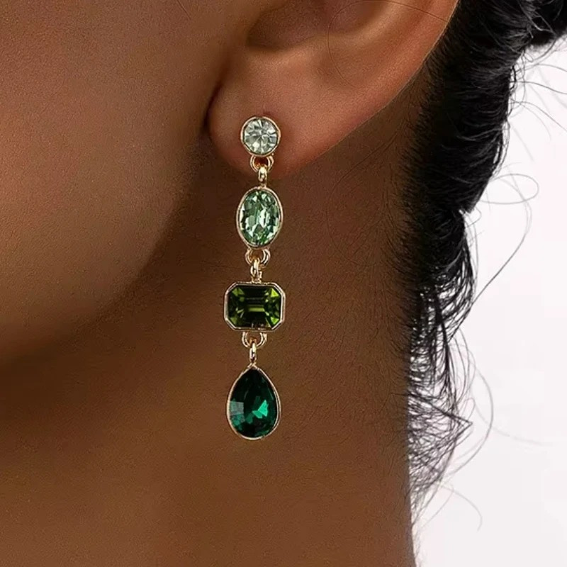 Boucles d'oreilles dorées avec cristaux verts plaqué or