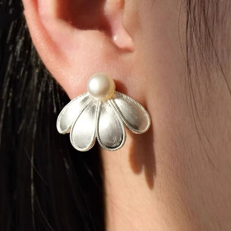 Boucles d'oreilles en perles à pétales de fleurs plaquées argent