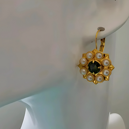 Boucles d'oreilles fleurs dorées avec perles et pierre verte plaqué or