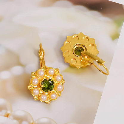 Boucles d'oreilles fleurs dorées avec perles et pierre verte plaqué or