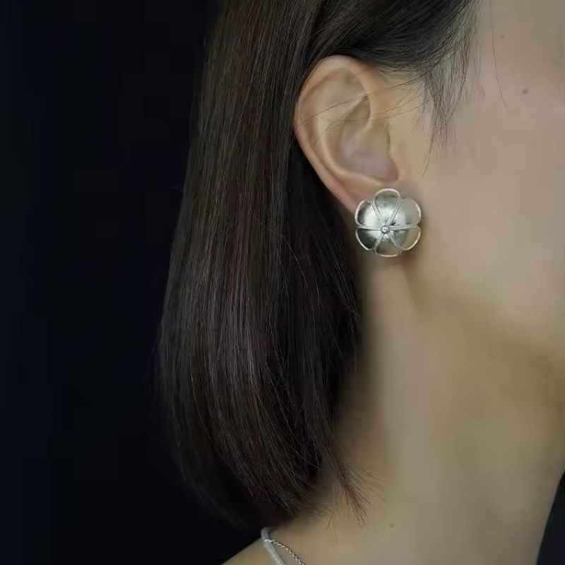 Boucles d'oreilles en perles à pétales de fleurs plaquées argent