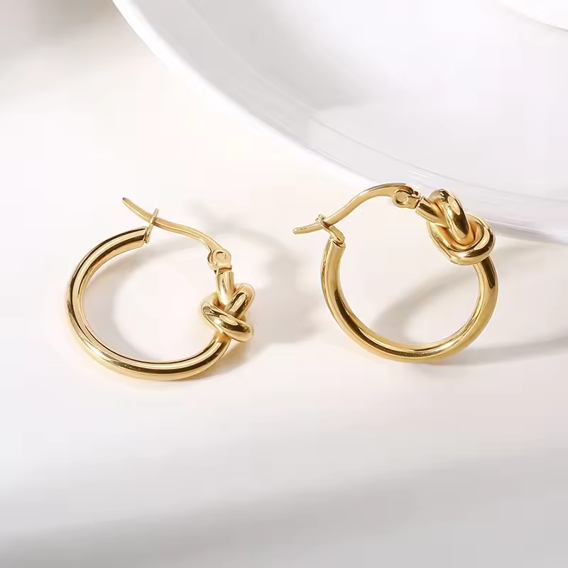 Boucles d'oreilles créoles nœud plaqué or