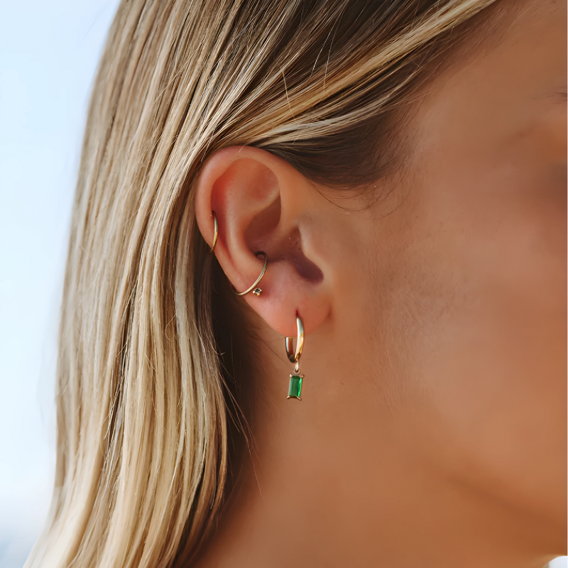Boucle d'Oreille en Hoop avec Zircon Émeraude Plaquée Or
