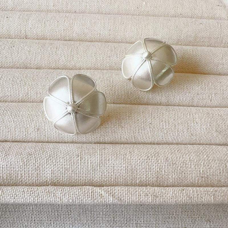 Boucles d'oreilles en perles à pétales de fleurs plaquées argent
