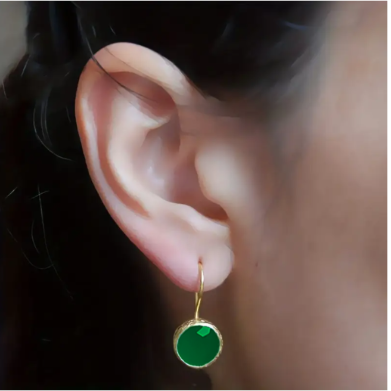 Boucles d'oreilles avec pierre précieuse verte plaqué or