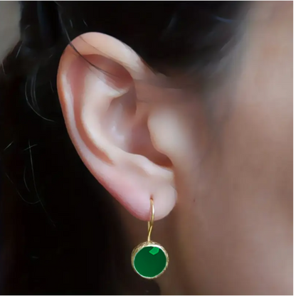 Boucles d'oreilles avec pierre précieuse verte plaqué or