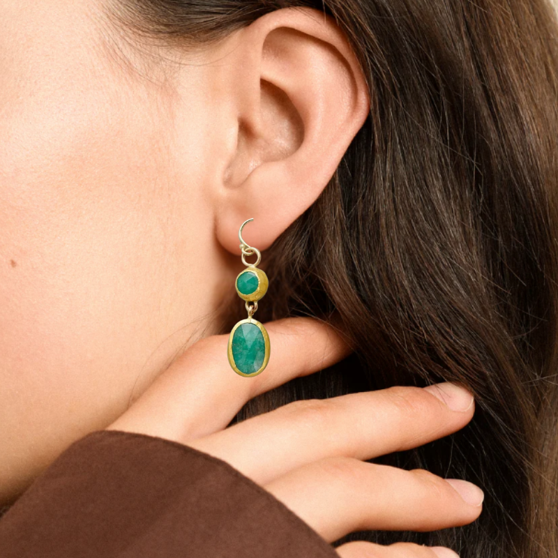 Boucles d'oreilles plaquées or avec pierres vertes