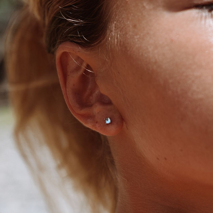 Boucles d'Oreilles Mini Stud en Pierre de Lune Élégantes