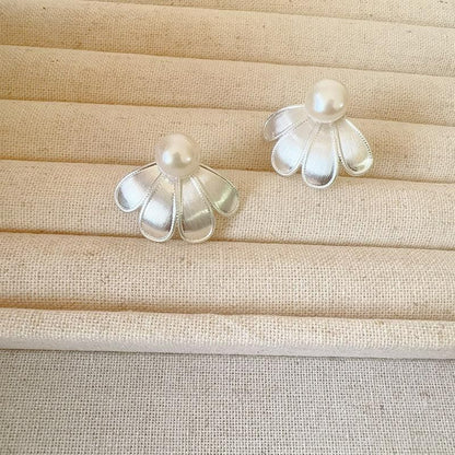 Boucles d'oreilles en perles à pétales de fleurs plaquées argent