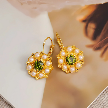 Boucles d'oreilles fleurs dorées avec perles et pierre verte plaqué or