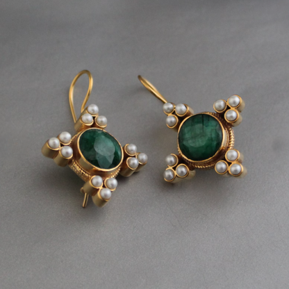 Boucles d'oreilles gouttes vintage avec perles et pierre verte plaqué or