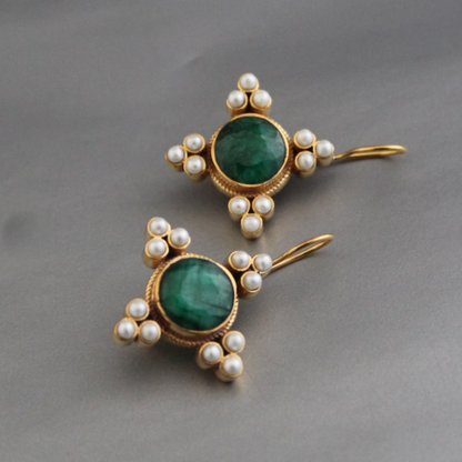 Boucles d'oreilles gouttes vintage avec perles et pierre verte plaqué or