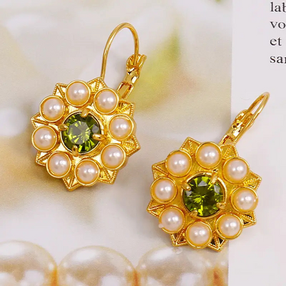 Boucles d'oreilles fleurs dorées avec perles et pierre verte plaqué or