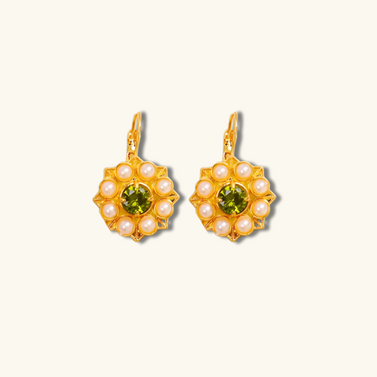 Boucles d'oreilles fleurs dorées avec perles et pierre verte plaqué or