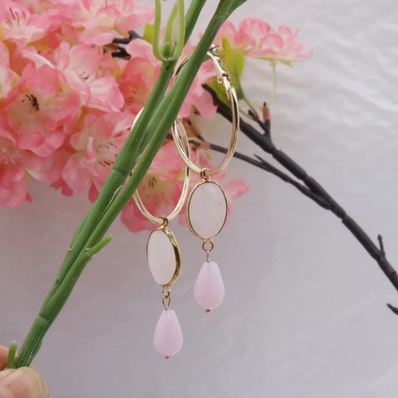 Boucles d'oreilles créoles dorées avec pierres colorées