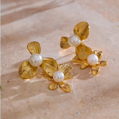 Boucles d'oreilles fleurs dorées avec perles