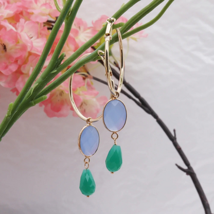 Boucles d'oreilles créoles dorées avec pierres colorées