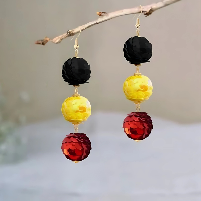 Boucles d'oreilles gouttes trèfle avec accents de pierre plaqué or