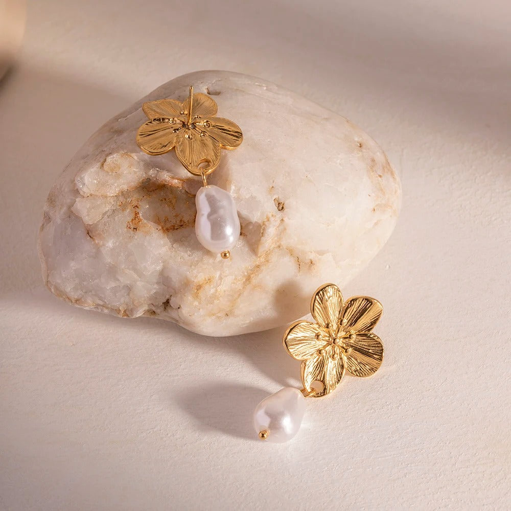 Boucles d'oreilles en perles à fleur de luxe plaquées or