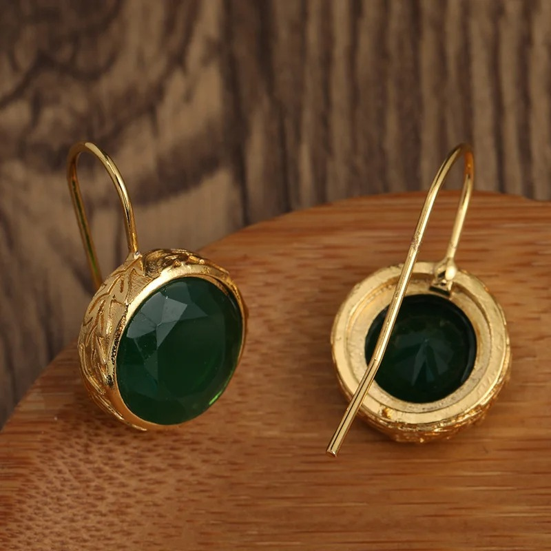 Boucles d'oreilles avec pierre précieuse verte plaqué or