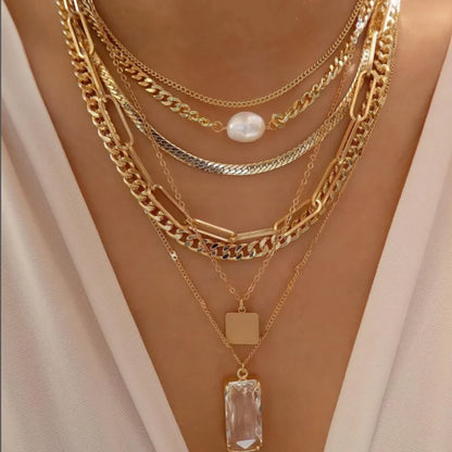 Collier multi-chaînes or perle baroque cristaux – Lila