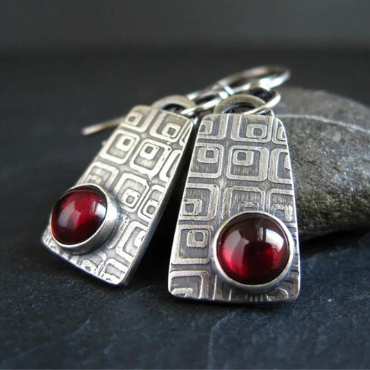 Boucles d’oreilles pendantes argent motif géométrique pierre rouge – Lise