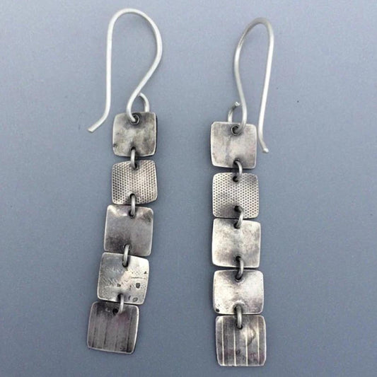 Boucles d’oreilles pendantes carrés texturés plaqué argent – Lila