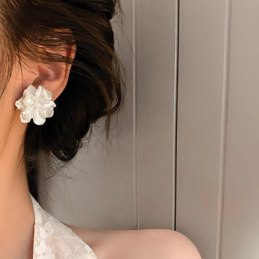 Boucles d’oreilles pétale blanc brillant résine – Lila