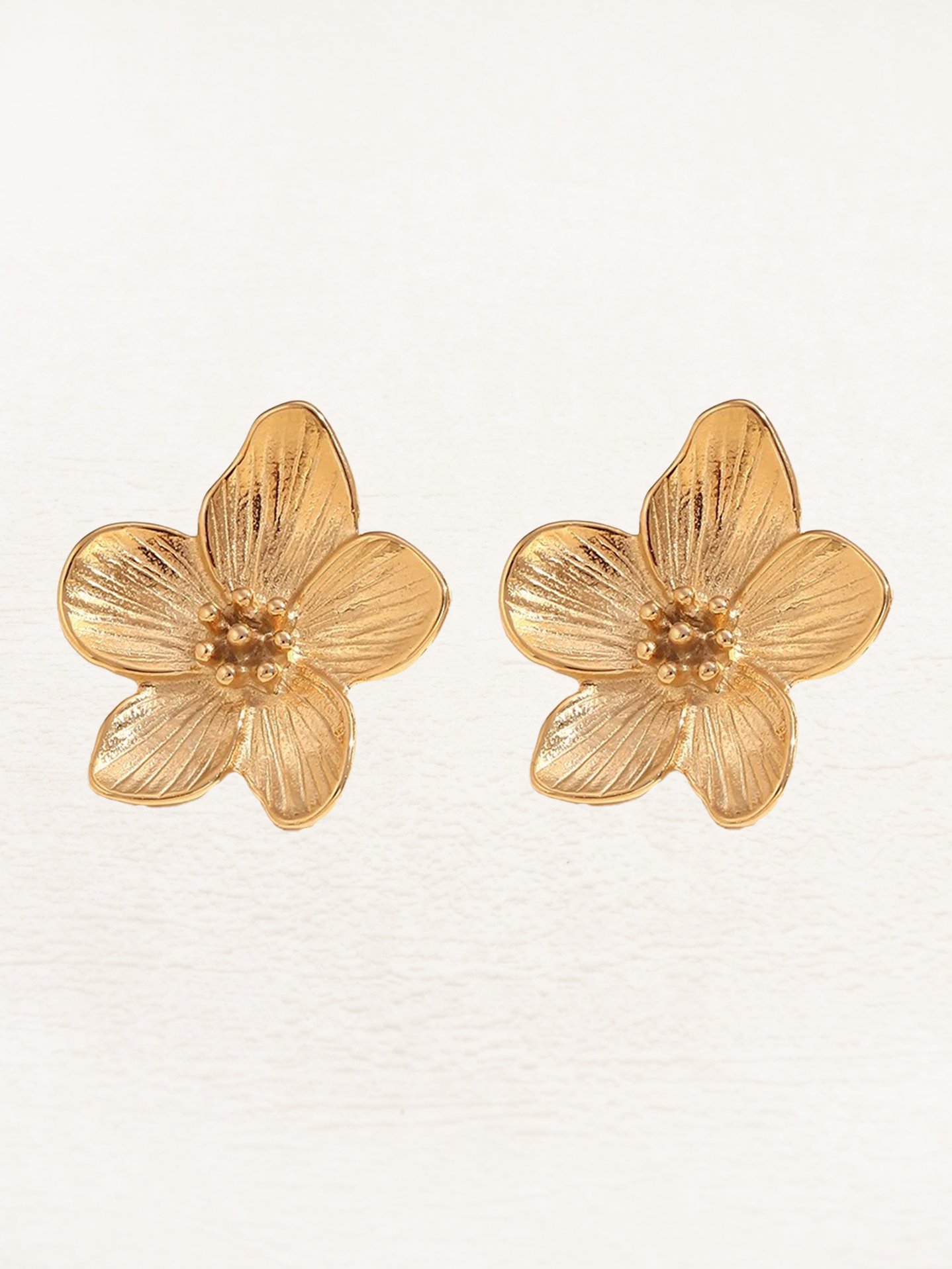 Boucles d’oreilles fleurs dorées texturées – Lise