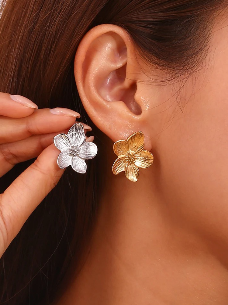 Boucles d’oreilles fleurs dorées texturées – Lise