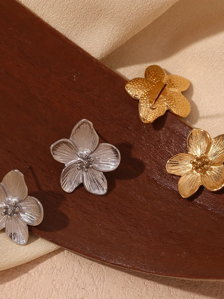 Boucles d’oreilles fleurs dorées texturées – Lise