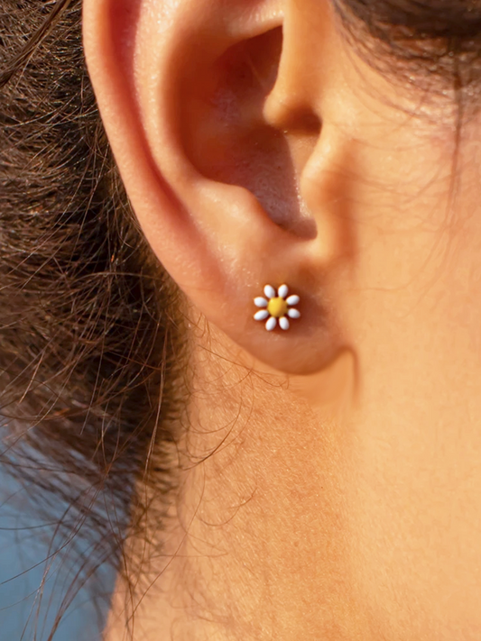 Clous d’oreilles fleurs émail blanc or – Lise