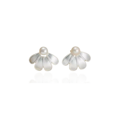 Boucles d'oreilles en perles à pétales de fleurs plaquées argent