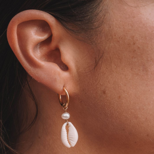 Boucles d'Oreilles en Hoops avec Coquillage et Perle d'Eau Douce