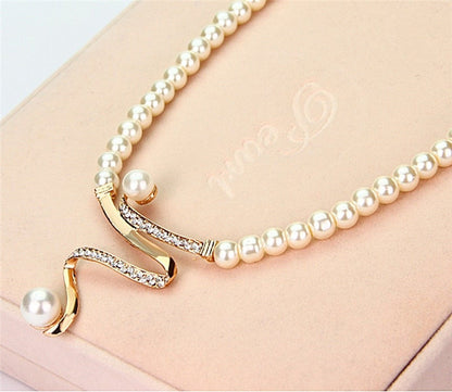 Collier pendentif ondulé et boucles d’oreilles perles plaqué or – Lise