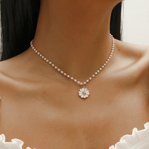 Collier perles pendentif marguerite – Lise