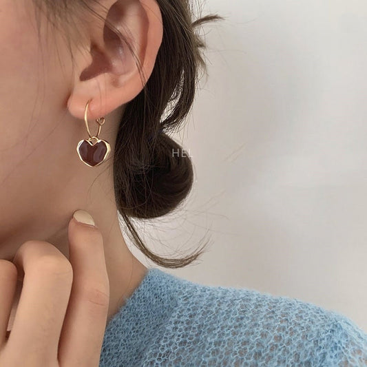 Boucles d’oreilles pendantes cœur lisse rouge plaqué or – Léa