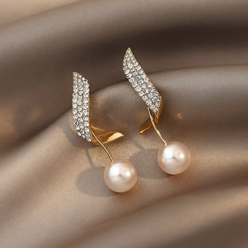 Boucles d’oreilles perles suspendues or pavé – Lila