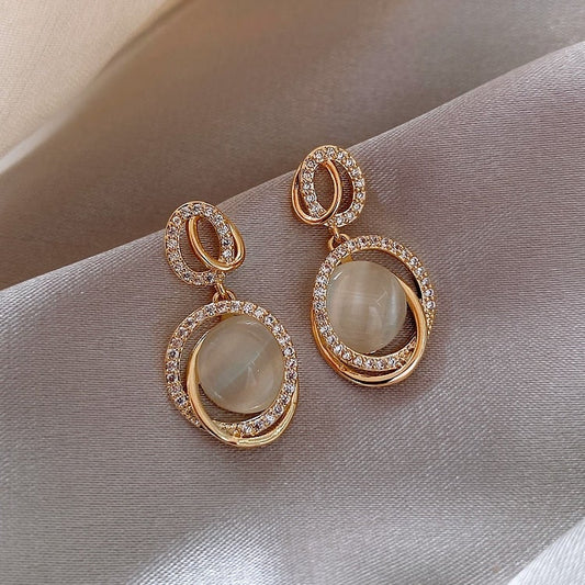 Boucles d’oreilles pendantes cercle or zircons – Lise