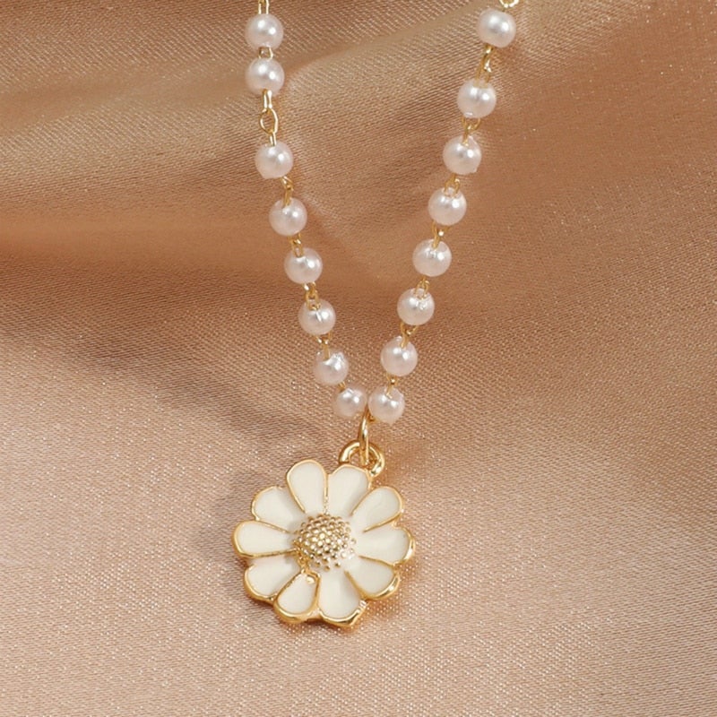 Collier perles pendentif marguerite – Lise
