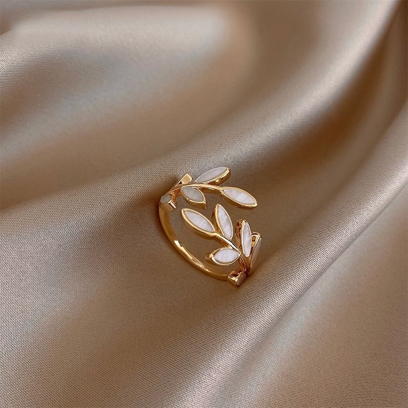 Bague feuille en or incrustée blanche – Lise