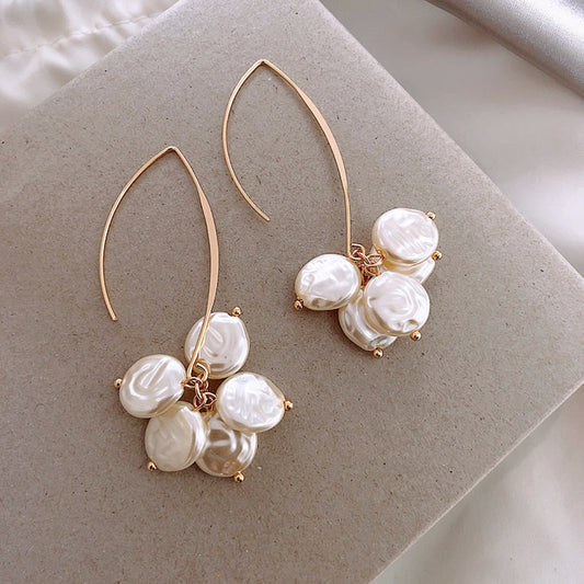 Boucles d’oreilles pendantes perles blanches plaqué or – Lila