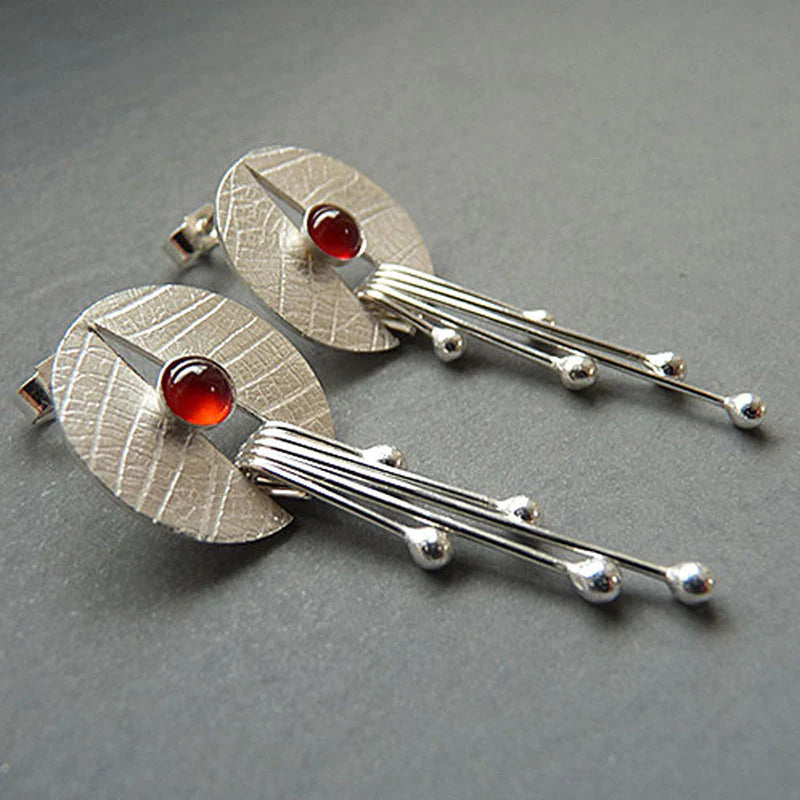 Boucles d’oreilles pendantes ajourées argent pierre rouge – Lise