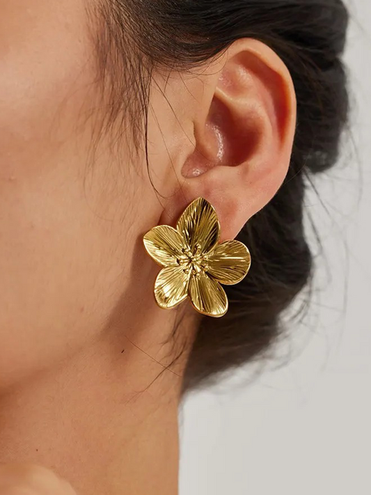 Clous d’oreilles fleur dorée texturée – Rianne