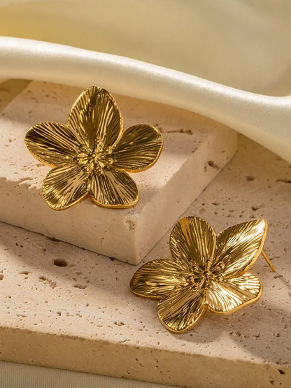 Clous d’oreilles fleur dorée texturée – Rianne