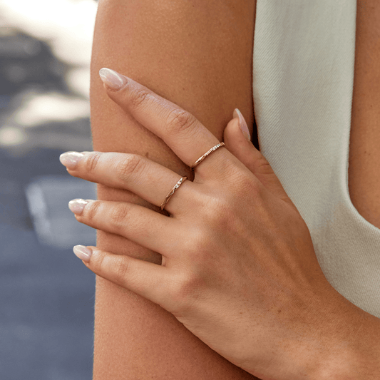 Bague fine empilable Or texturée – Lise