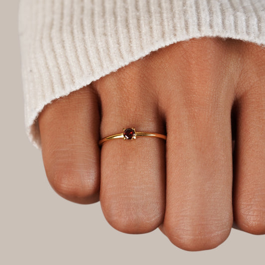 Bague fine or pierre rouge – Léo